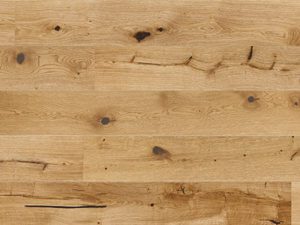 Stilul modern a adoptat designul inspirat din interiorul hambarului. Geamurile rafinate și arhitectura minimalistă a mobilierului de bucătărie au fost combinate cu elemente rustice. Inima interiorului este o masă antichizată, iar întregul aranjament este completat de un desen expresiv al podelei din lemn INTENSE.