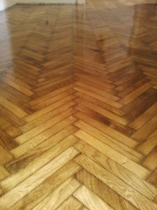 parchet vechi inegrit la capatul lamelei        